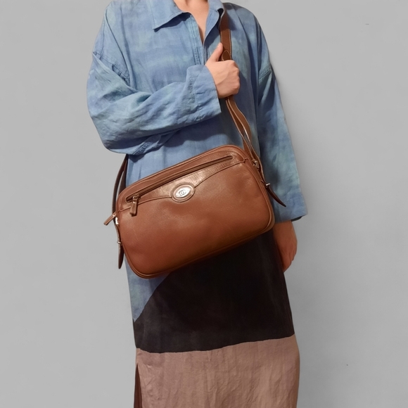 Gucci Handbags - VINTAGE GUCCI 80's Large Camera Bag Messenger Crossbody Brown Leather GG